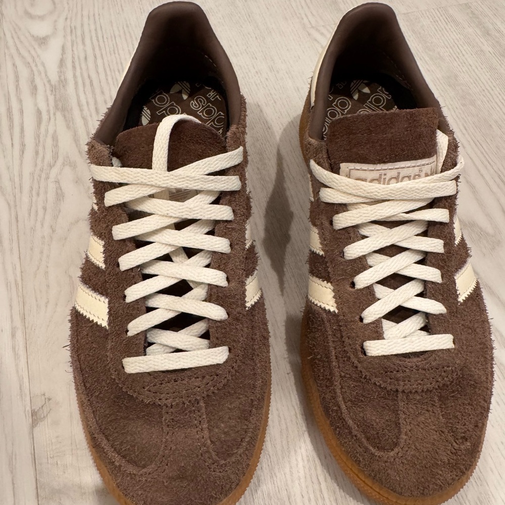 Adidas women’s Brown Suede Sneakers
Size 5 (perfect if you’re a 6 regular)